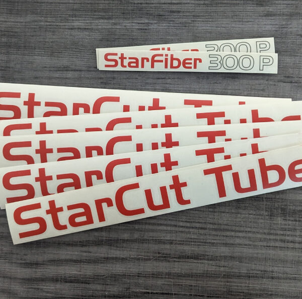 Plott-Aufkleber mit dem Logo der Firma Coherent auf einer Lasermaschine, präzise gefertigt von c&w - das Werbezentrum.