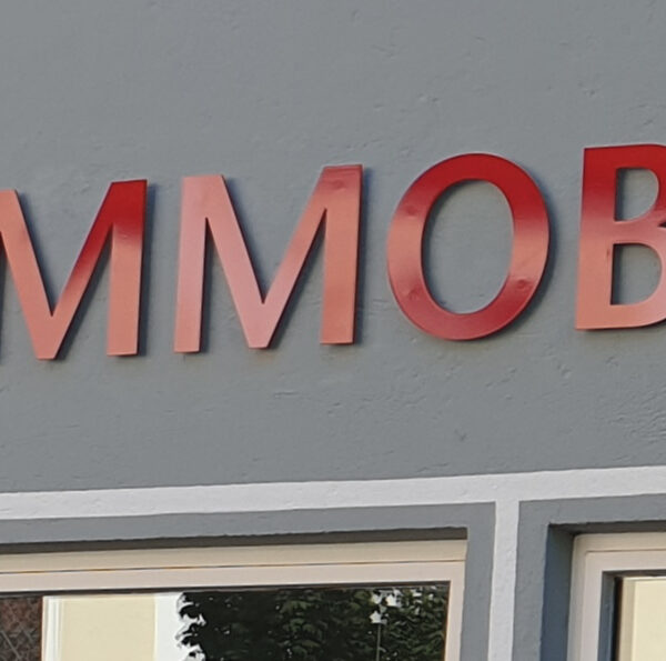 ine ansprechende Fassade ist das Aushängeschild eines jeden Unternehmens. Sie vermittelt den ersten Eindruck und prägt das Image des Betriebs. Umso wichtiger ist es, dass sie nicht nur optisch überzeugt, sondern auch qualitativ hochwertig und langlebig ist.