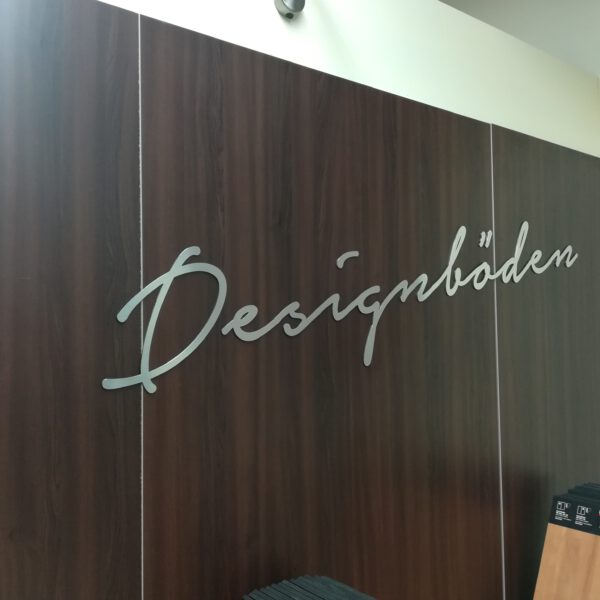 Professionelle 3D-Fräsbuchstaben von c&w Werbezentrum an einer Firmenfassade – Beispiel für gehobene Außenwerbung in Geretsried.