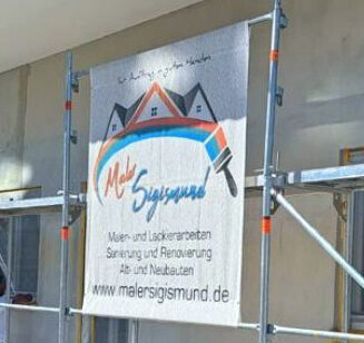 Bedruckte Gerüstplane mit Firmenlogo von c&w - das Werbezentrum aus 82538 Geretsried an einem Baugerüst montiert.