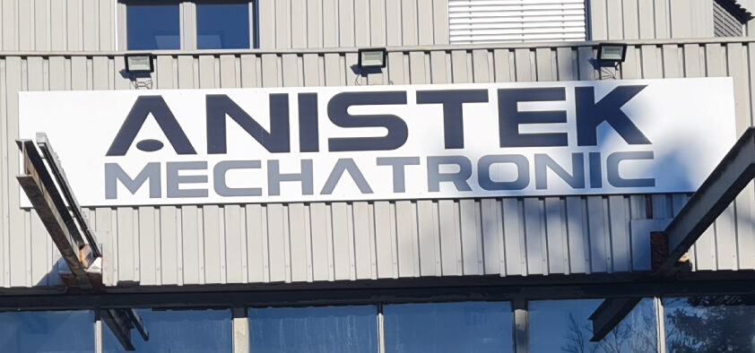 Wetterfestes Werbeschild für den Außenbereich von c&w - das Werbezentrum in Geretsried, das die Langlebigkeit und hohe Qualität der Materialien zeigt.