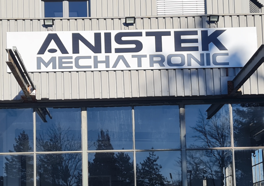 Dieses maßgefertigte Schild wurde für unseren Kunden in Geretsried mit modernster UV-Drucktechnik hergestellt. Der glänzende UV-Schutzlack verleiht dem Schild eine edle Optik und schützt es vor Witterungseinflüssen. Überzeugen Sie sich selbst von der Qualität unserer Produkte!