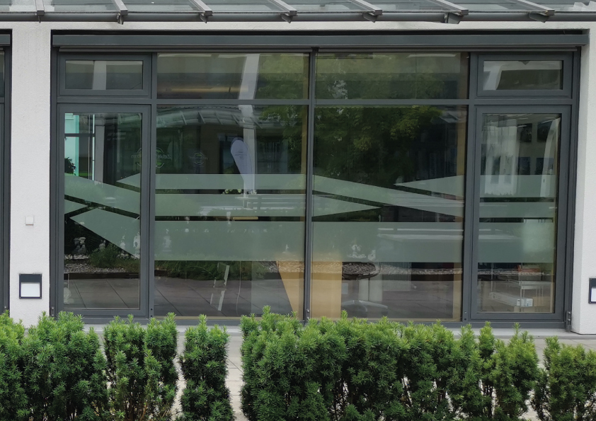 Sichtschutz mit einem Design aus Glasdekorfolie von c&w - das Werbezentrum in Geretsried. Landkreis Bad Tölz - Wolfratshausen.