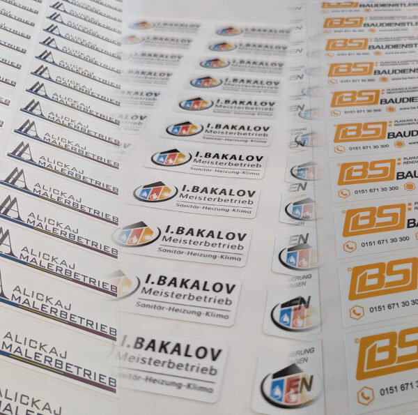 Eine vielfältige Auswahl an hochwertigen Plott-Aufklebern und farbintensiven Digitaldruck-Aufklebern, hergestellt von c&w - das Werbezentrum in Geretsried.