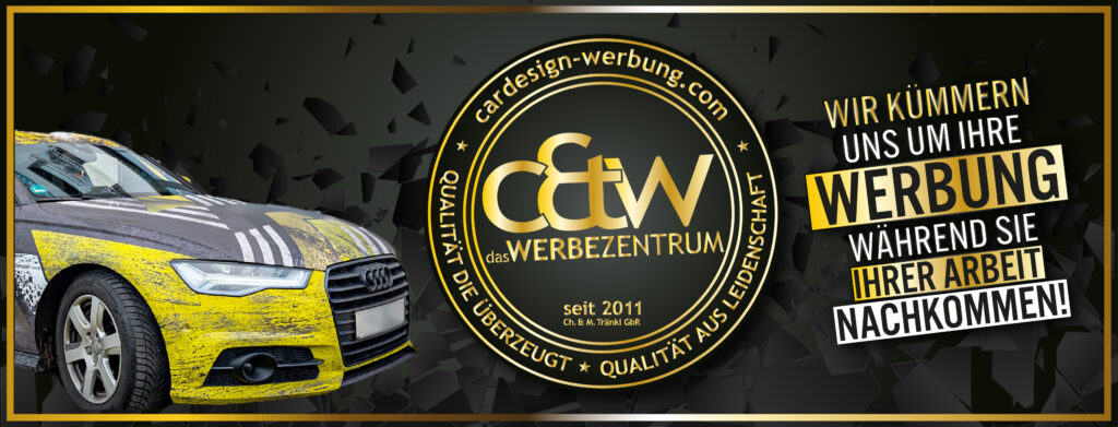 Professionelle Werbetechnik von c&w - das Werbezentrum in Geretsried: Ein-Teammitglied appliziert eine hochwertige Folienbeschriftung auf ein Fahrzeug, im Hintergrund sind Beispiele für Textildruck und Firmenschilder zu sehen.