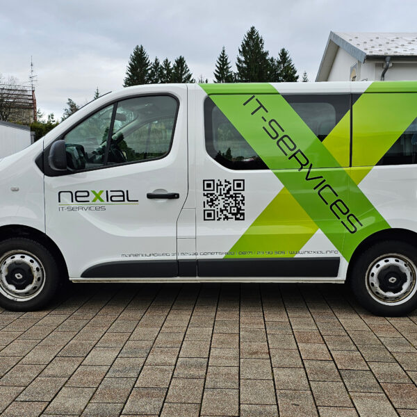 Auffällig beschrifteter Transporter der Nexial GmbH, ein IT-Service Unternehmen. Die Fahrzeugbeschriftung mit Digitaldruck wurde von c&w - das Werbezentrum in Geretsried erstellt und zeigt ein modernes, technisches Design, das die IT-Dienstleistungen des Unternehmens repräsentiert.
