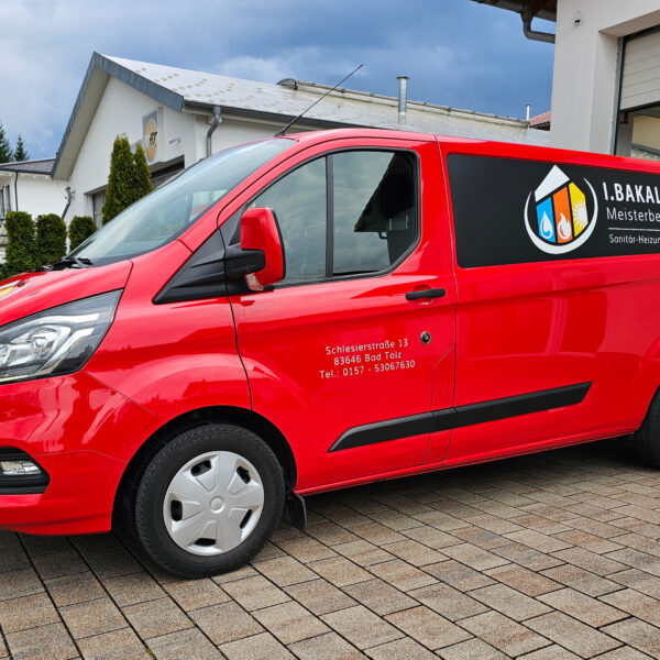 Teilfolierung eines Firmenwagens für die Firma Bakalov im Bereich Heizung & Sanitär von c&w - das Werbezentrum Geretsried.
