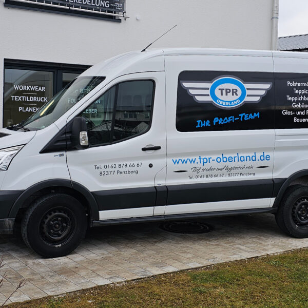 Zweifarbig beschrifteter Transporter von TPR Oberland, gestaltet und foliert von c&w - das Werbezentrum in Geretsried. Die Fahrzeugbeschriftung kombiniert Digitaldruck und Folienplott für ein auffälliges Design.